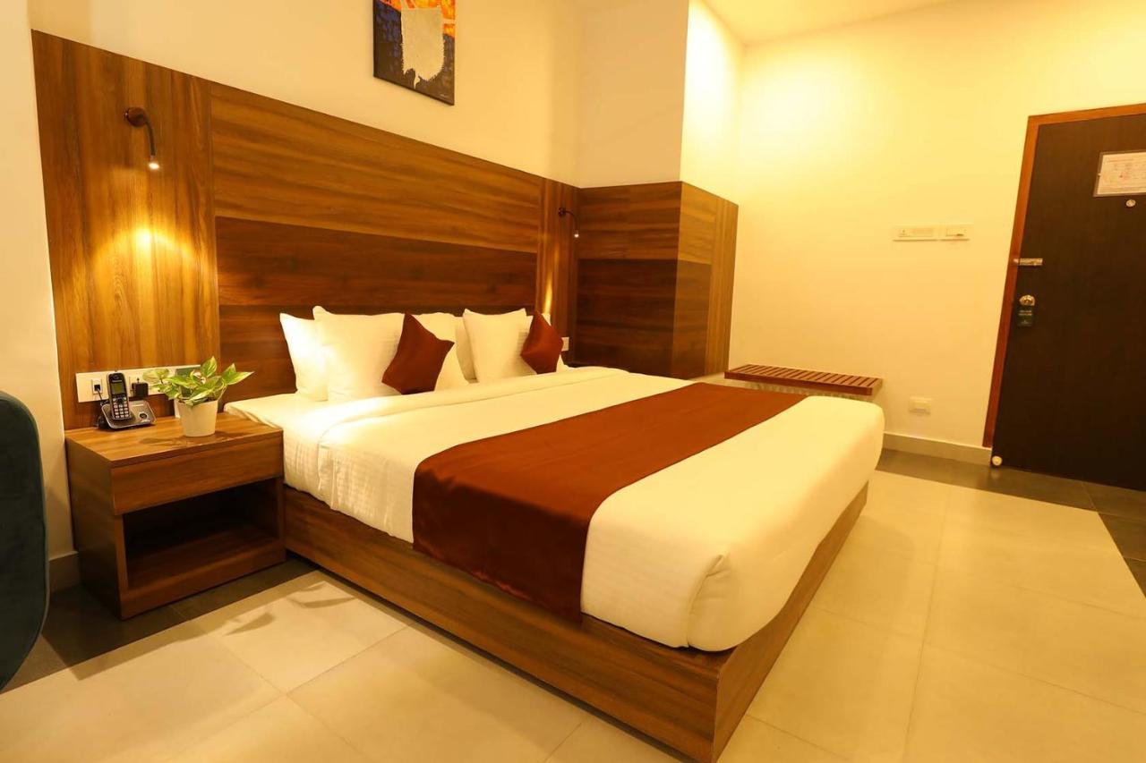 Hotel La Serene Mattannur Mattanur Екстериор снимка
