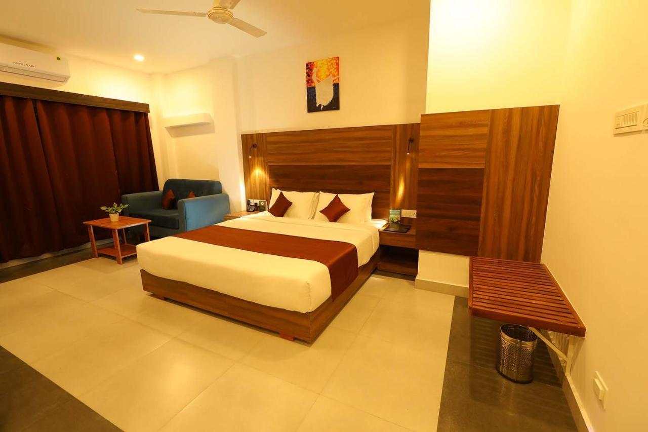 Hotel La Serene Mattannur Mattanur Екстериор снимка