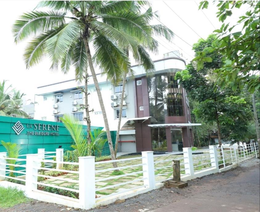 Hotel La Serene Mattannur Mattanur Екстериор снимка