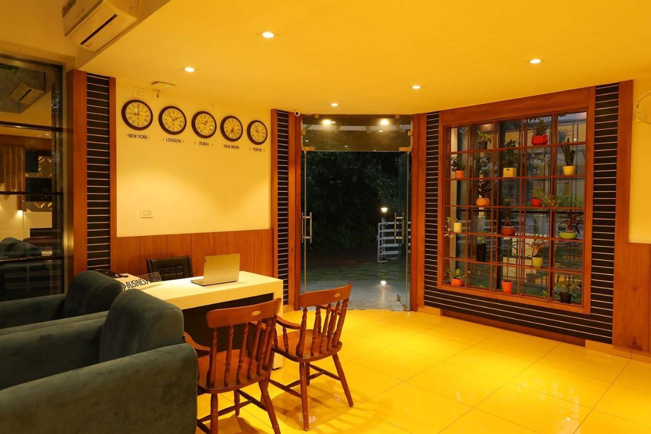 Hotel La Serene Mattannur Mattanur Екстериор снимка