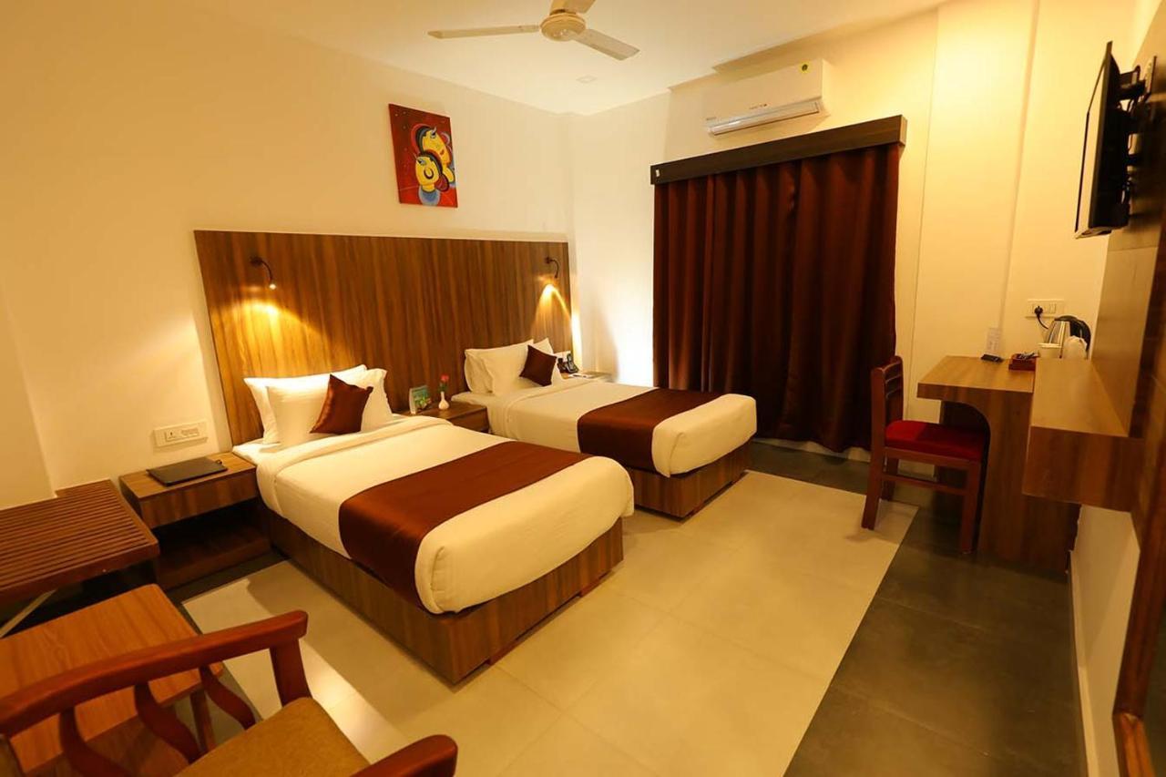 Hotel La Serene Mattannur Mattanur Екстериор снимка