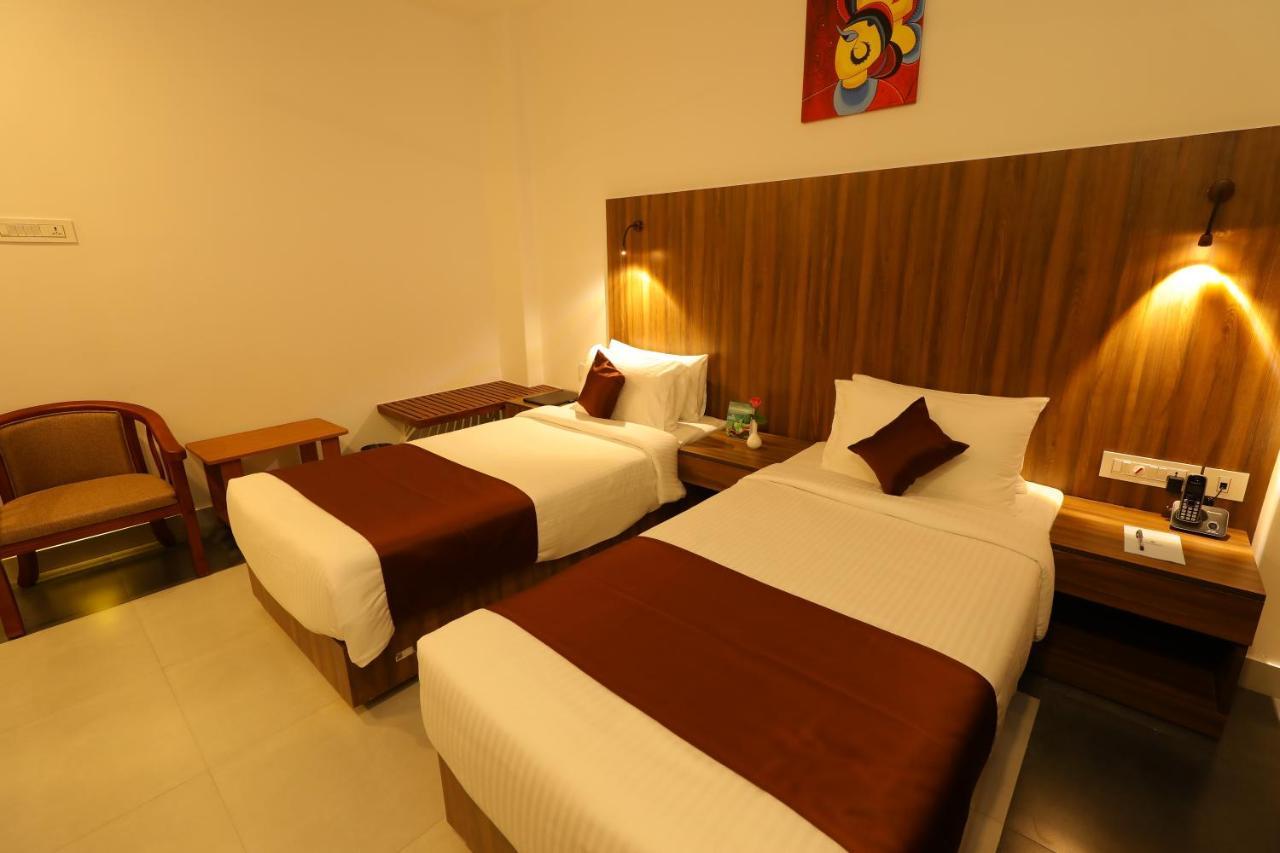Hotel La Serene Mattannur Mattanur Екстериор снимка