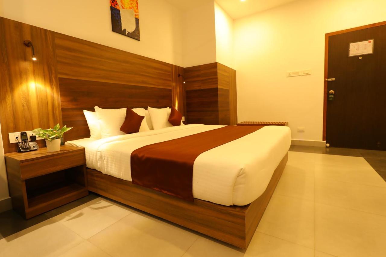 Hotel La Serene Mattannur Mattanur Екстериор снимка
