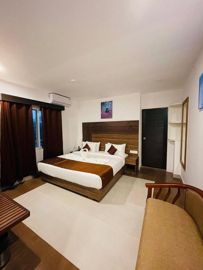 Hotel La Serene Mattannur Mattanur Екстериор снимка